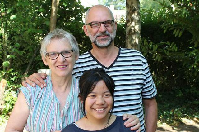 一张红色纸条保存16年 丹麦夫妻带中国养女找亲生父母