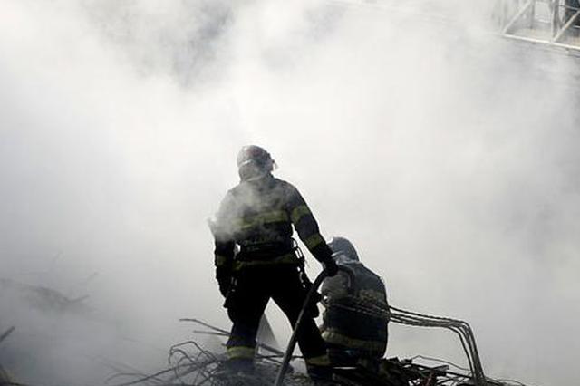 南京江北一住户家中失火 大火封门致13岁男孩身亡