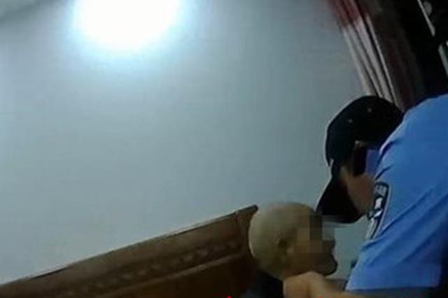 民警徒手掰开防盗窗 阻止一起老人自杀事件