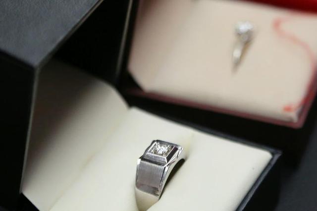 女子假扮男科长与女友交往4年 骗女友及其闺蜜20万