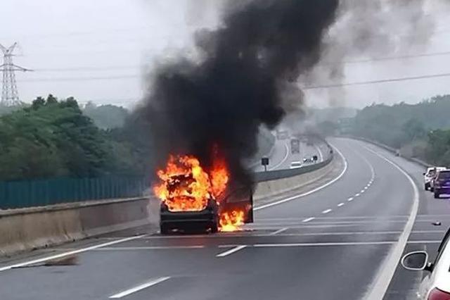 货车自燃 3名路过公交司机秒变“消防员”