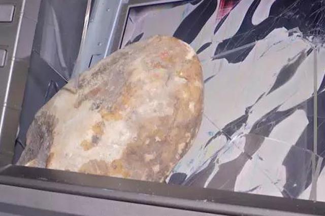 男子到银行避雨遭保安怀疑问话 狂砸6台ATM机泄愤