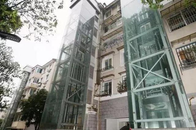 八旬老人坐挖掘机上阻施工 南京破解老小区增梯难题