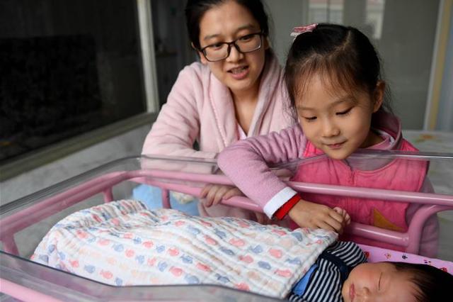 全国多地相继出台"催生"二孩政策:发分娩、奶粉等补贴