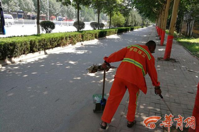 环卫公司回应工人厚装作业 ：属工作失误近期发夏装