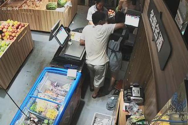 店老板摸女员工臀部 辩称:开放社会 我摸下怎么了