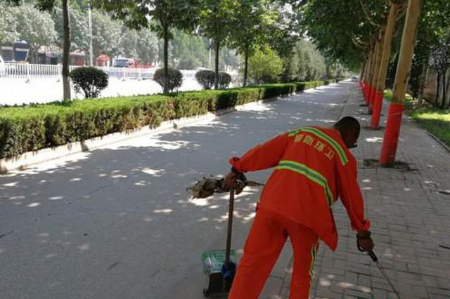 三伏天环卫工还穿厚工装一身汗湿透 环卫公司:工作失误