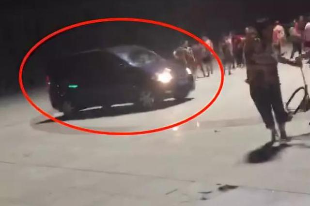 男子开车驱赶广场舞人群 称“再扰民直接撞死”