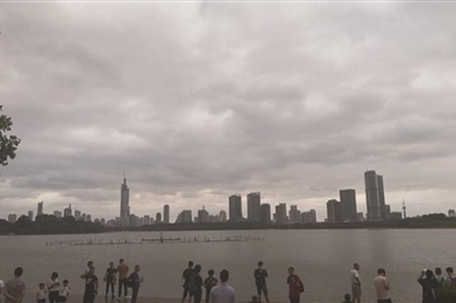 台风“安比”前脚刚走 闷热天气后脚就来上岗