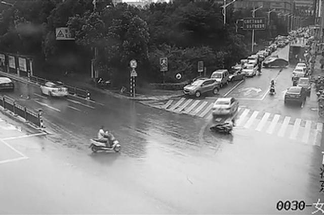 小轿车未碰到电动车 骑手摔倒为何司机要承担主责？