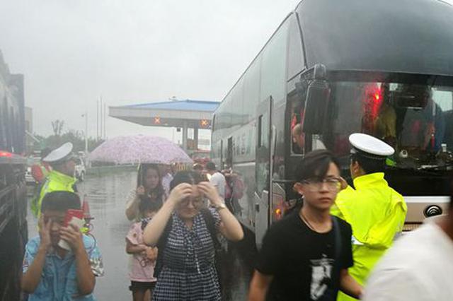 “安比”来袭大客出故障 37名乘客被困泰州大桥上