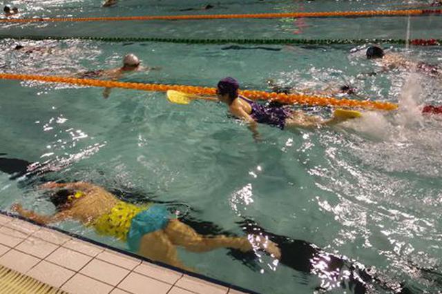 除了孩子们 四十岁左右的中年人也成夏日泳池主角