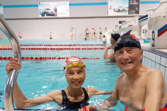 镇江八旬夫妻成泳池“明星” 每天结伴游泳40分钟