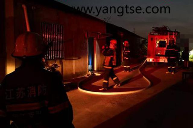 煤气罐橡胶管两三年不换 居民在家中做饭时突然着火