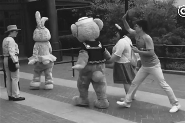 上海迪士尼“雪莉玫”小熊被击打 涉事游客已被禁入园半年