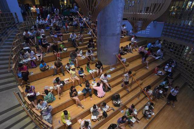 天气太热了！家长带孩子蹭凉挤爆书店