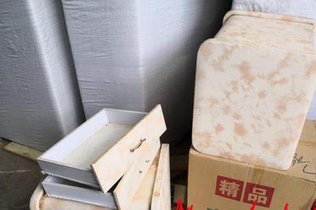 维修工打开破损的床头柜惊呆：暗层藏有三根金条