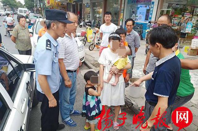 小女孩跟妈妈逛超市走散 民警及时伸援手