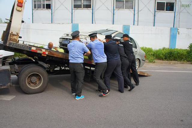 这一地区停车太难!城管清拖109辆"僵尸车"