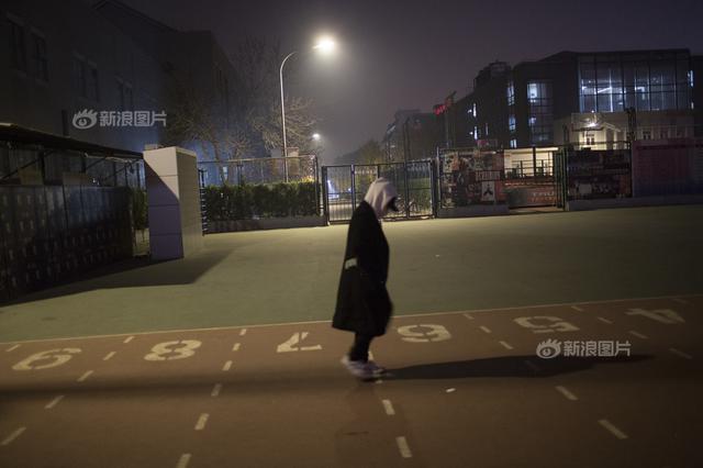 年轻女子深夜发飙 要和舍友同归于尽