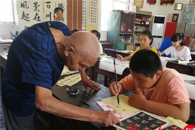 义务辅导22年 丹阳退休教师收了800名学生