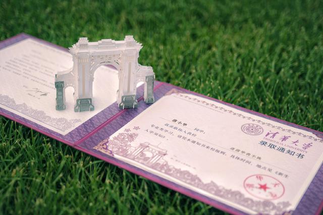 高校领导争当录取通知书“邮递员”