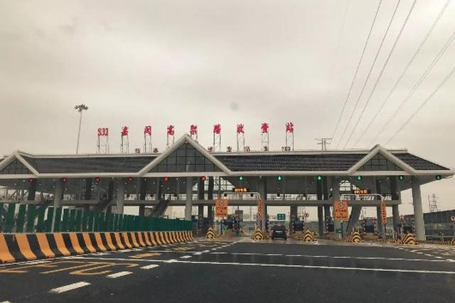 团伙多次暴力冲卡逃费 8名司机被以抢夺罪判刑