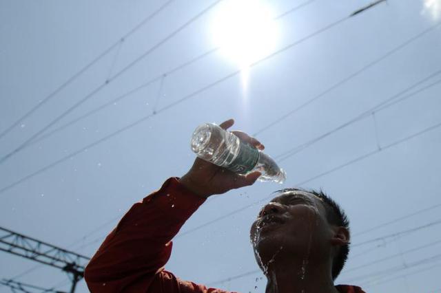 小伙打完羽毛球突然倒地不醒 误认为是中暑险丢命