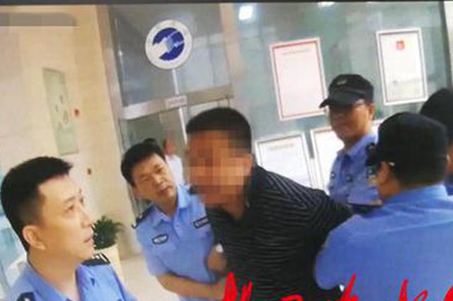 男子刷卡透支成被告 不愿还款还抓伤法官