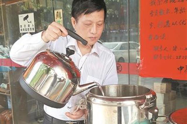 退伍老兵请环卫工喝茶12载 茶叶费近2000元每月