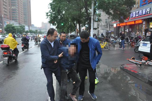 男子拐卖妇女儿童逃亡24年 常半夜偷偷去厕所哭