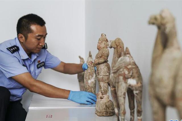 盗墓贼潜逃十年隐姓埋名 参与赌博锒铛入狱