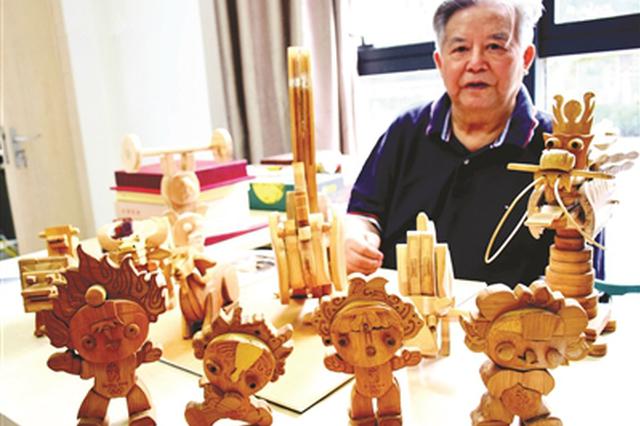 南京八旬老人自学榫卯技艺 自制400多件暗榫玩具