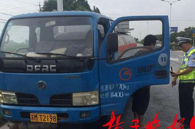 号牌、保险、检验标志全系伪造 货车浑身是假被查出