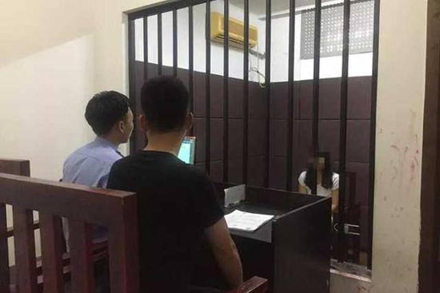 诈骗团伙误将招嫖卡片塞派出所所长车上 当晚落网