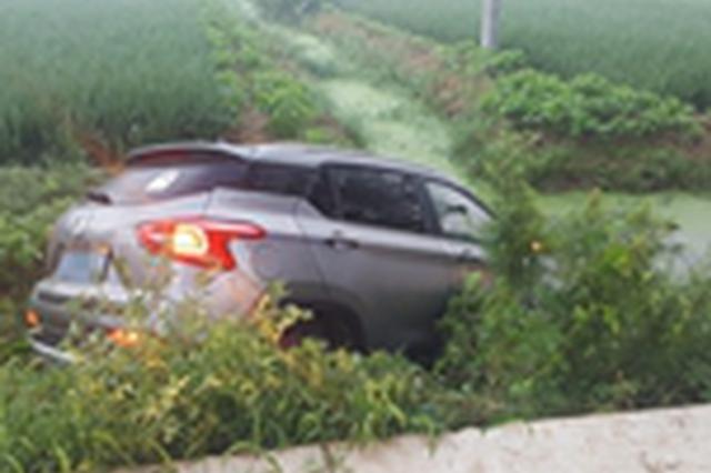 女司机凌晨驾车不慎冲入河中 民警成功施救