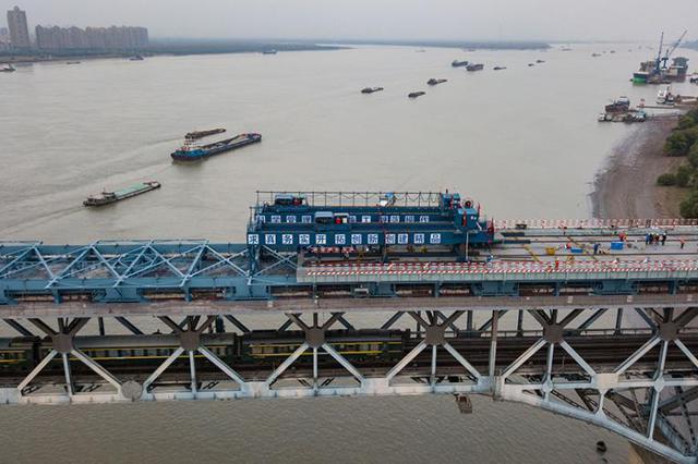 从大桥缝隙跌入河流死亡 家属起诉建设单位获支持