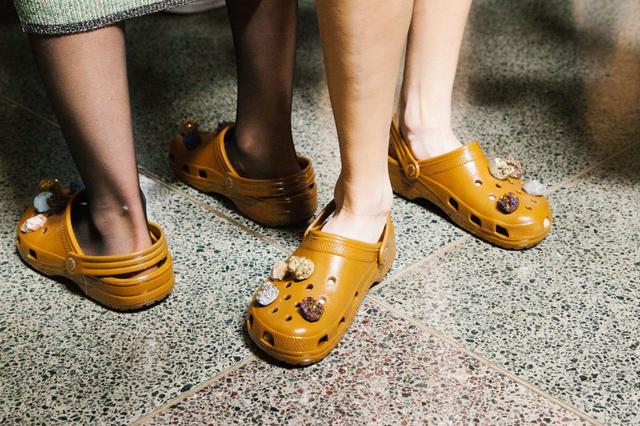 3岁男童乘电梯被夹断4根脚趾 与孩子穿洞洞鞋有关