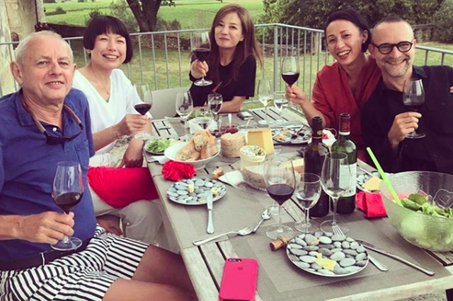 保洁员趁工作之便“蚂蚁搬家” 7个月盗300万元红酒