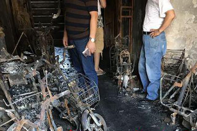 凌晨楼道电动车起火 热心邻居救出8旬老人