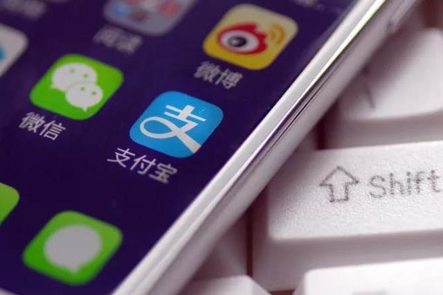 手握成百上千张手机卡银行卡 诈骗分子怎样躲过了实名制？