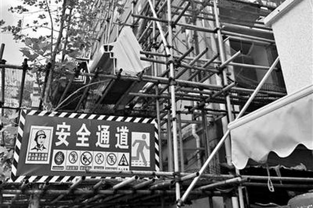 刚出新小区又搭起脚手架 居民：干点别的不好吗？