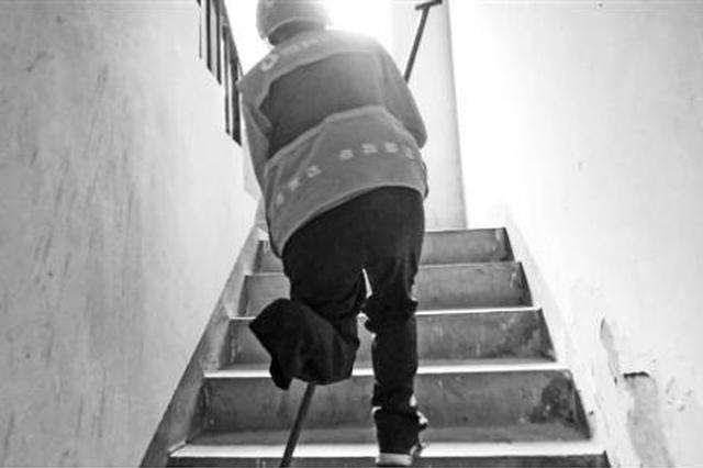 励志！ 单腿外卖小哥自食其力拄拐送餐41秒上7楼