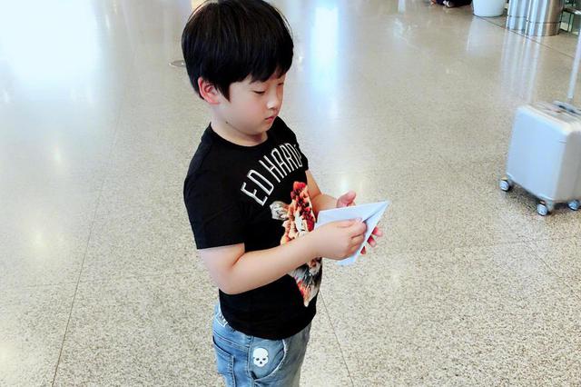 十岁男孩感觉有弟弟后被冷落 遭责备抛SOS纸飞机求救
