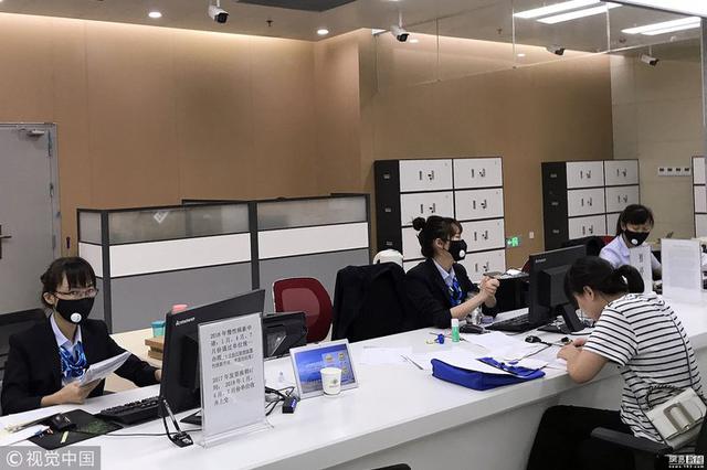 单位装修气味刺鼻员工戴口罩 领导:影响形象去摘了