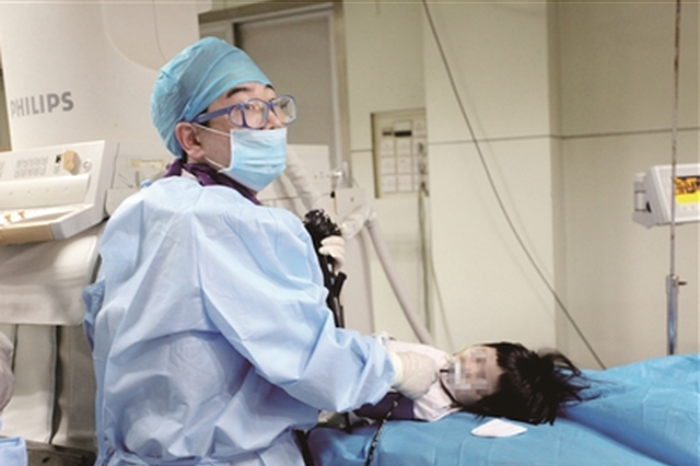 烧碱当白糖吃灼伤消化道 3岁女童饿得半夜啃窗帘