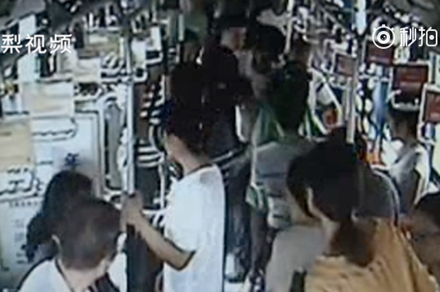 孕妇给老人让座反遭对方大骂：你让我站了好几站