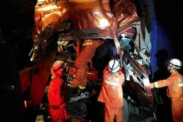 沪蓉高速4小时连发3起车祸 6辆货车相撞致3人死亡