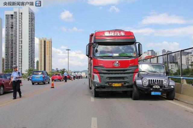 大货车越野车斗气：先后7次别车引事故