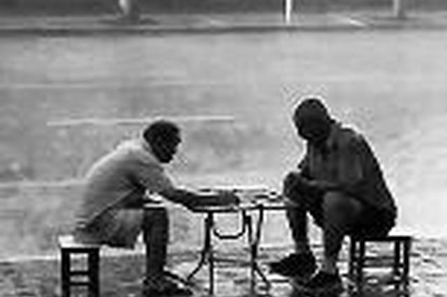 俩老头暴雨中对弈成网红 当时下到关键局未分出胜负